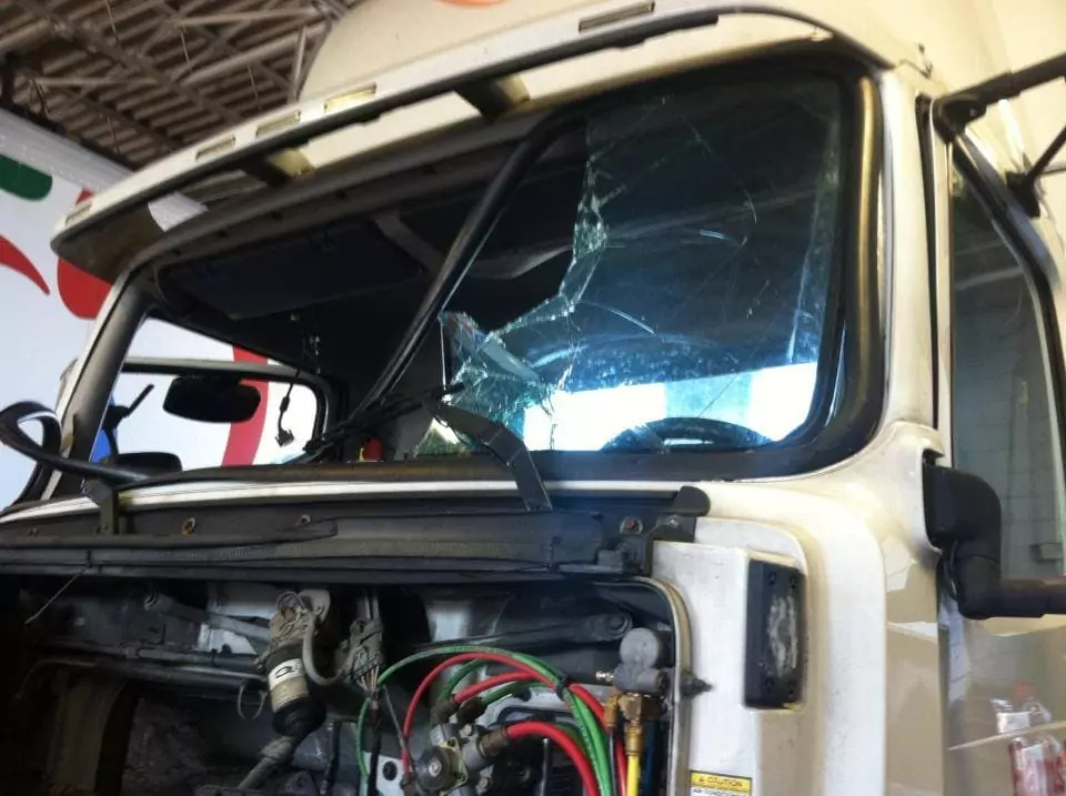 Windshield Replacement for Commercial Trucks: Costs, Process & Safety Tips